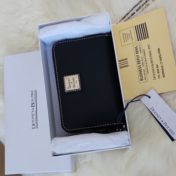 Gorgeous NWT IOB Dooney & Bourke Black Leather 3/4 Zip Wallet 🖤🎁 - Picture 1 of 13
